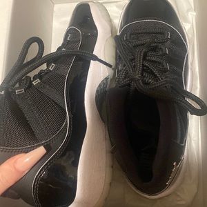 W 8 (Y 6.5) Jordan 11’s. Worn 2x. Good condition.